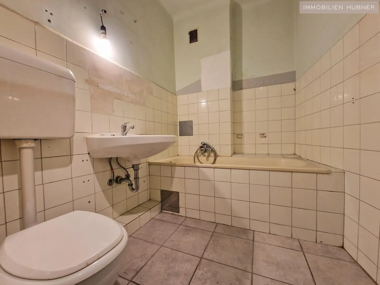 Geräumige Wohnung mit großer Loggia in U6 Nähe