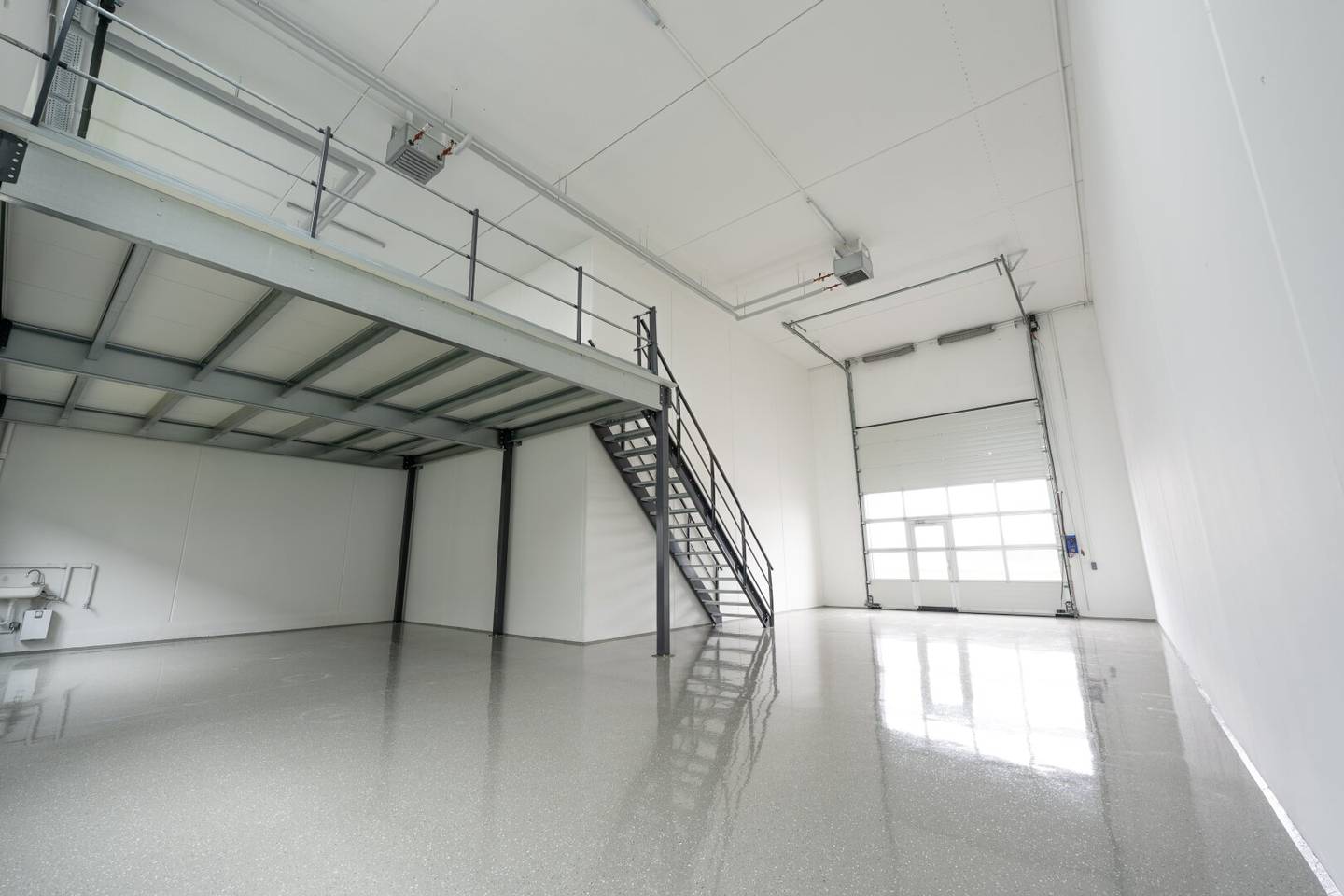 COMING SOON! Industrial, production or warehouse halls with areas of 58 to 215 m² for sale / rent for start-ups and commercial enterprises in Perg business park
