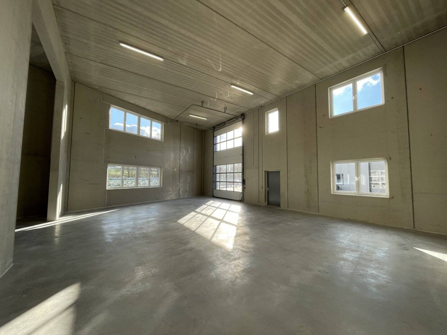 COMING SOON! Industrial, production or warehouse halls with areas of 58 to 215 m² for sale / rent for start-ups and commercial enterprises in Perg business park