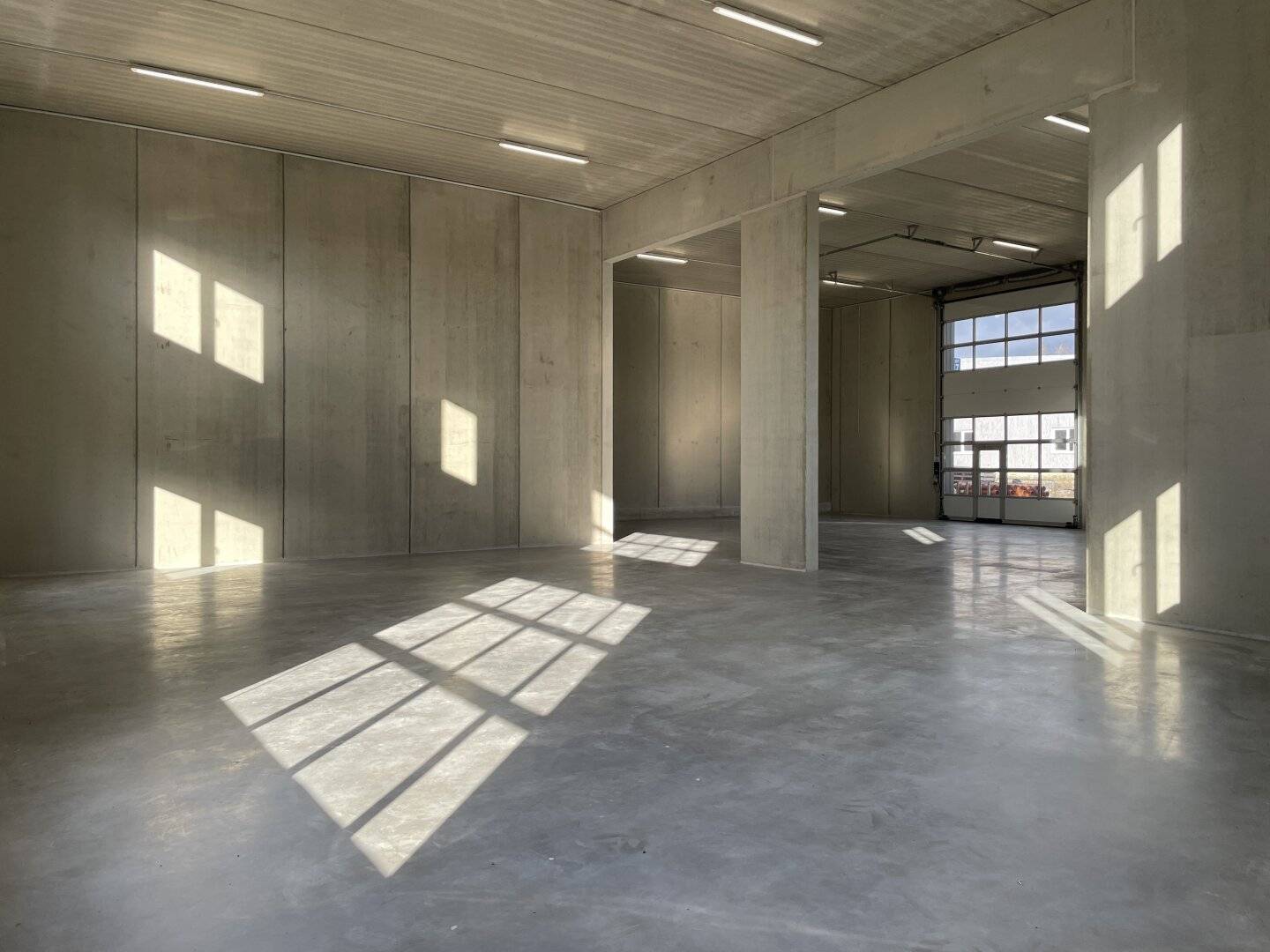 COMING SOON! Industrial, production or warehouse halls with areas of 58 to 215 m² for sale / rent for start-ups and commercial enterprises in Perg business park