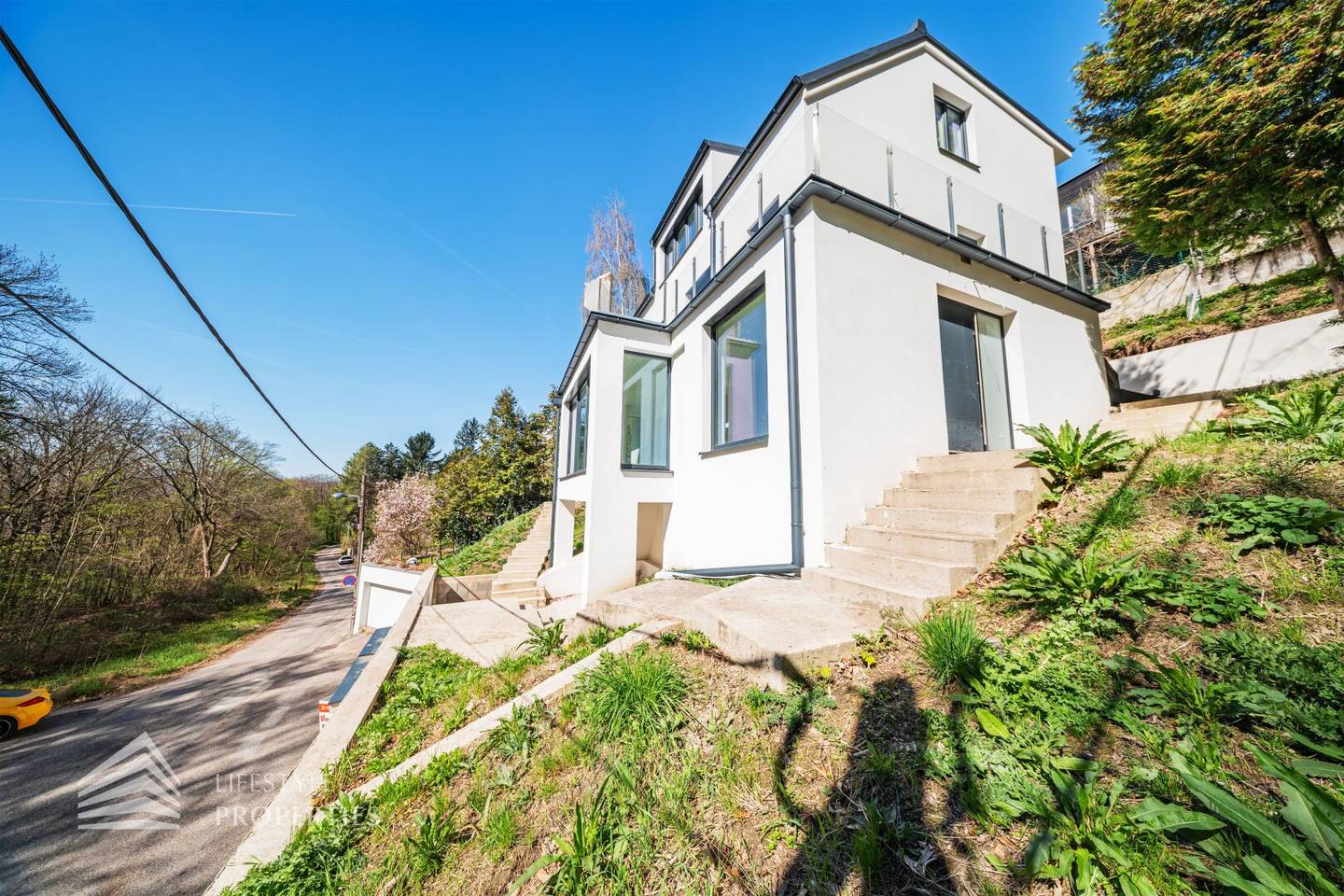 Modern SFH at forest edge Vienna 1140