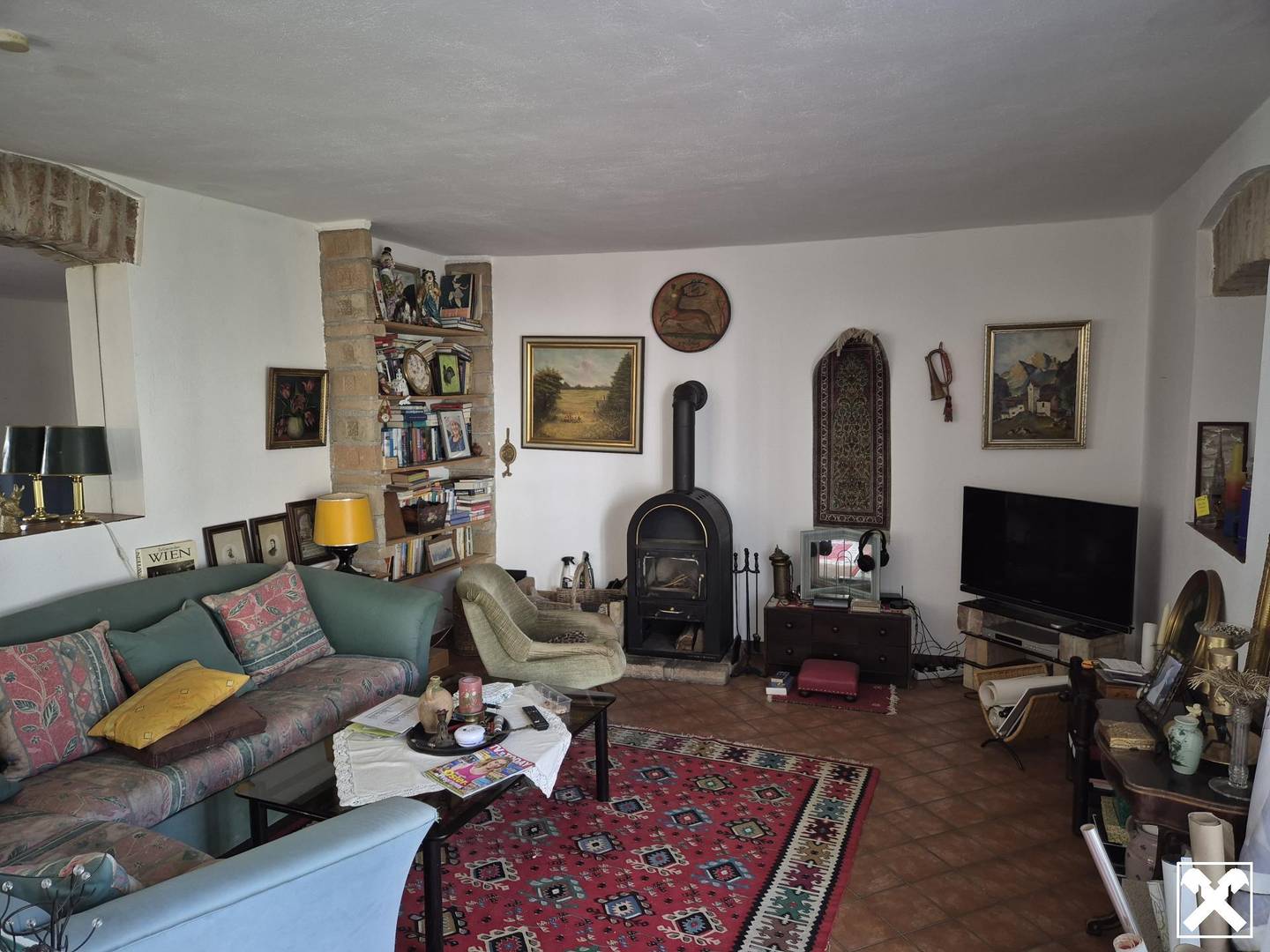 Well maintained house with vaulted wine cellar and terrace