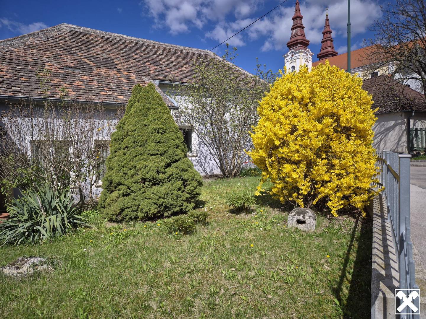 Well maintained house with vaulted wine cellar and terrace