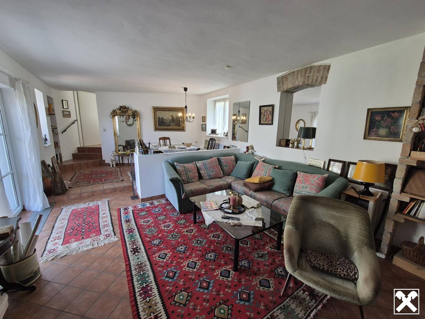 Well maintained house with vaulted wine cellar and terrace