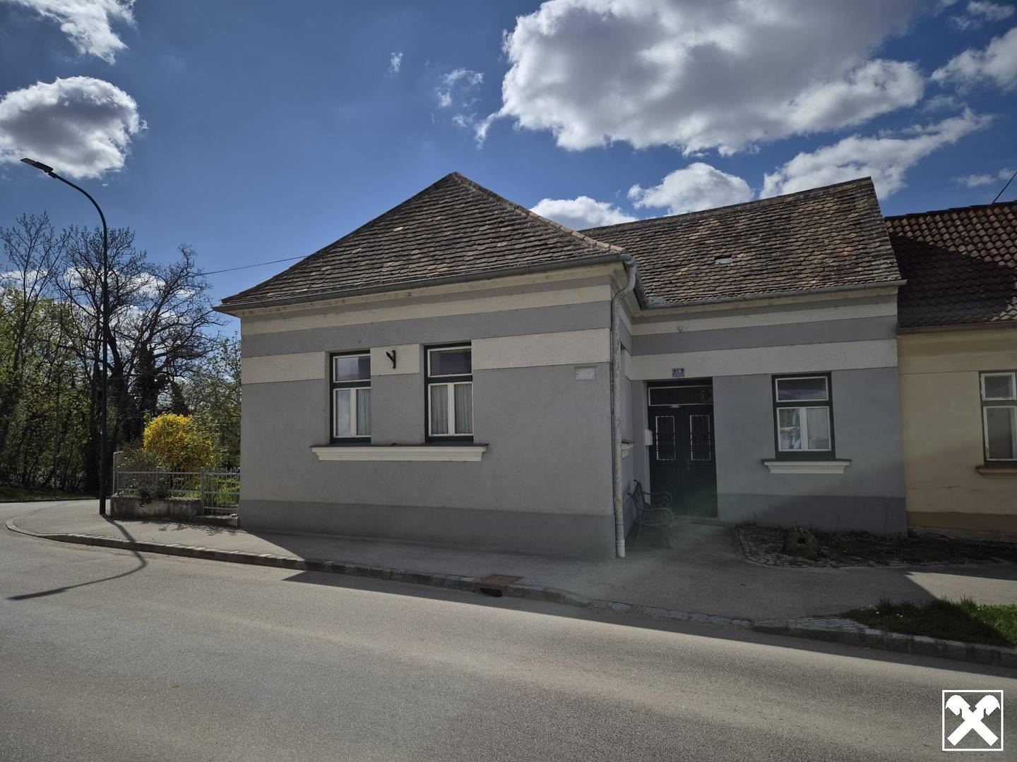 Well maintained house with vaulted wine cellar and terrace