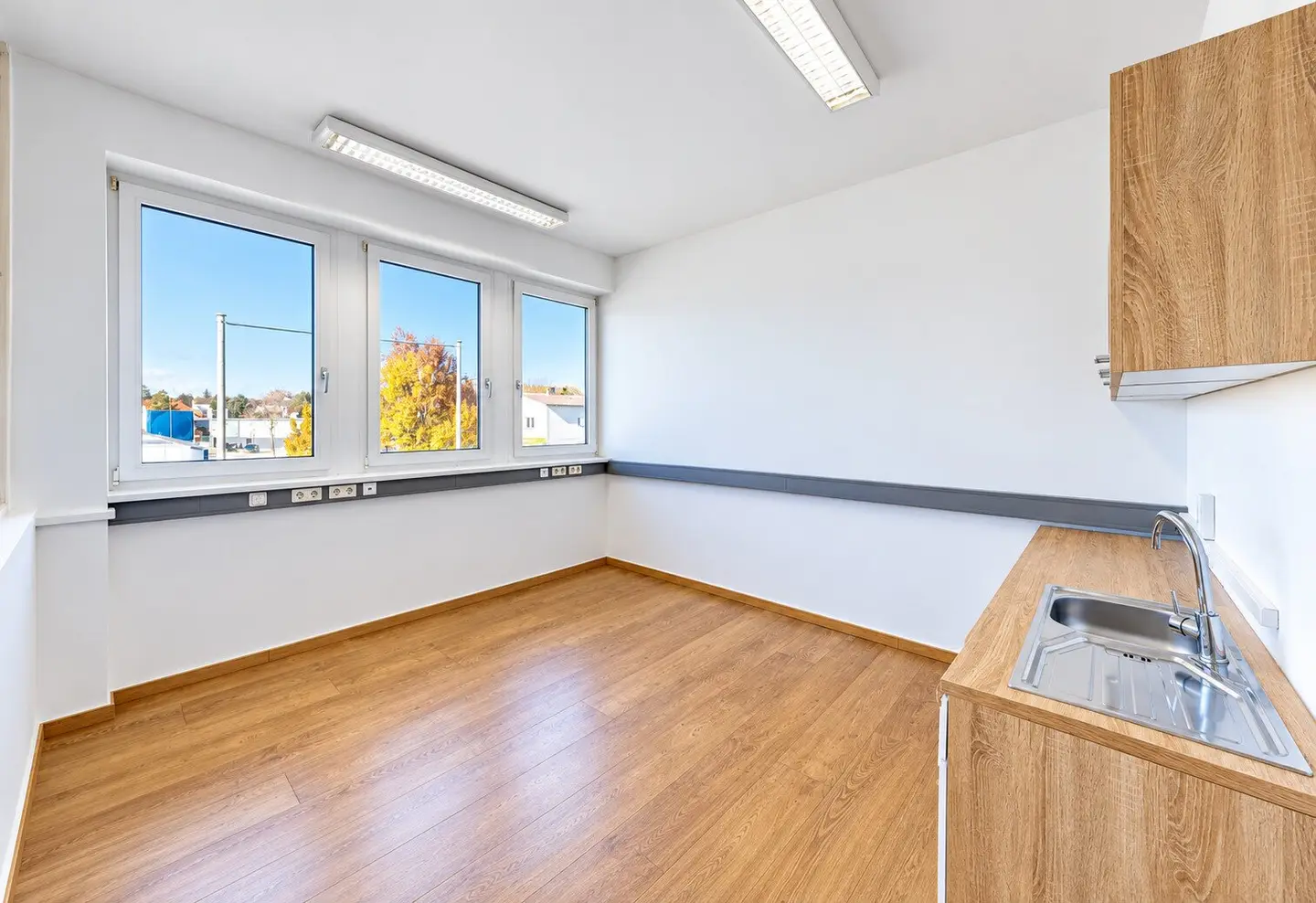 Büro in Klagenfurt: Empfang, vier Räume, Teeküche & Lift