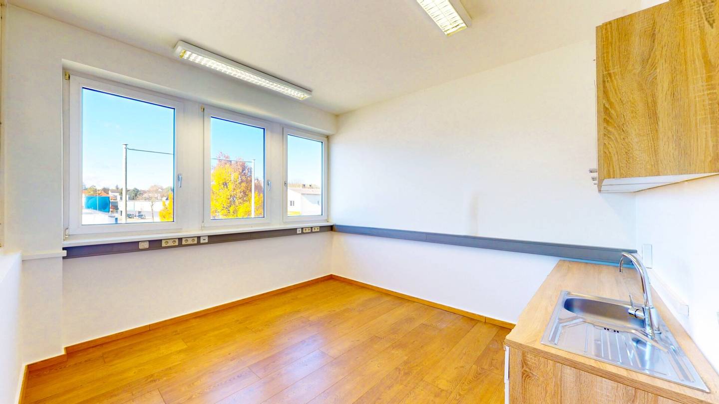 Representative office and practice unit in Klagenfurt with premium appearance, tea kitchen, elevator and parking plus optional expansion with 217.4 m² storage/production