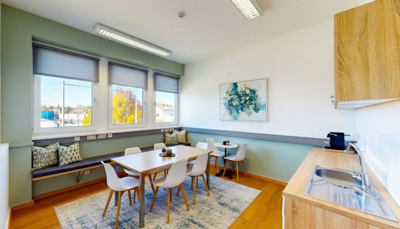 Representative office and practice unit in Klagenfurt with premium appearance, tea kitchen, elevator and parking plus optional expansion with 217.4 m² storage/production