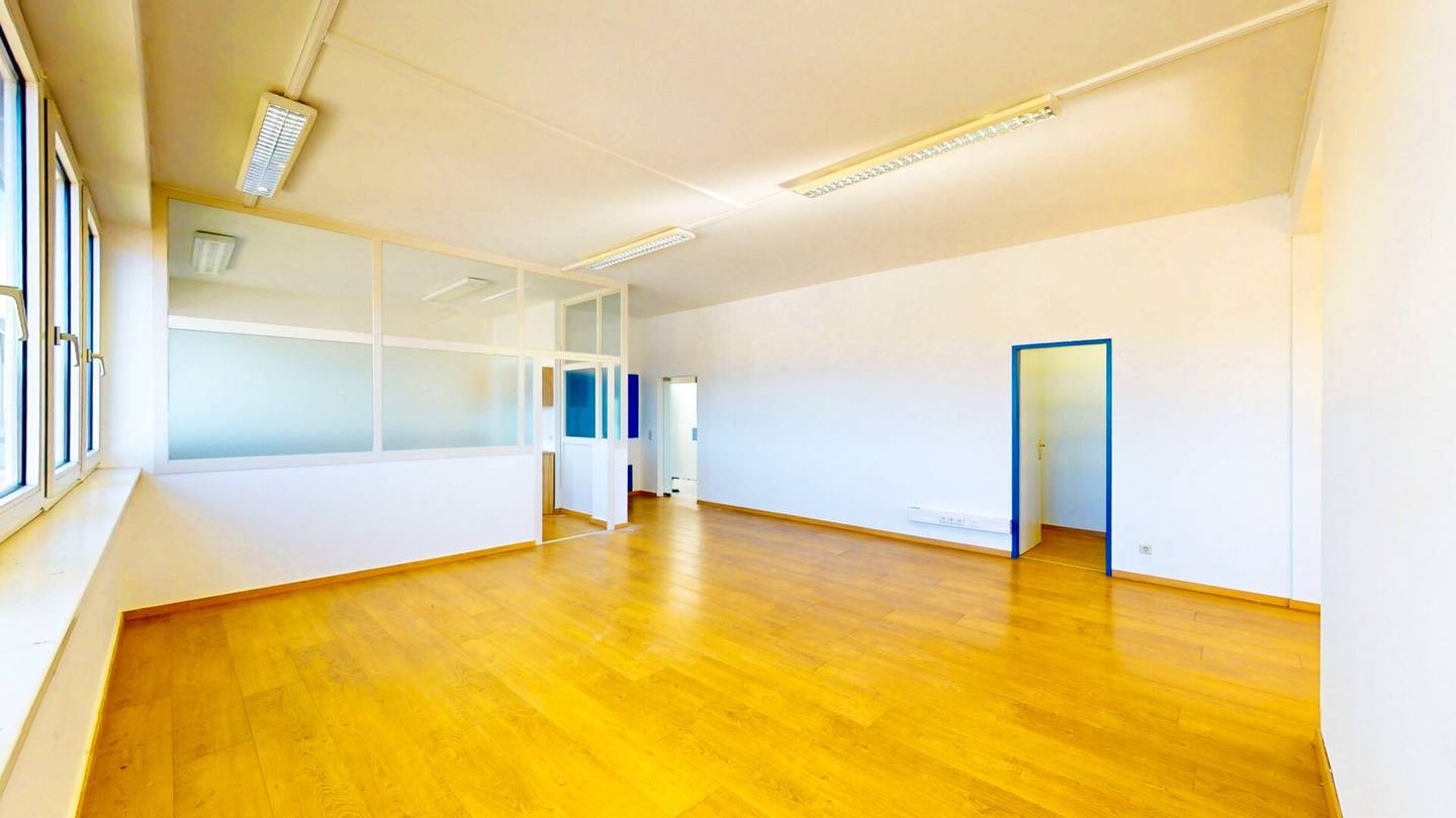 Representative office and practice unit in Klagenfurt with premium appearance, tea kitchen, elevator and parking plus optional expansion with 217.4 m² storage/production