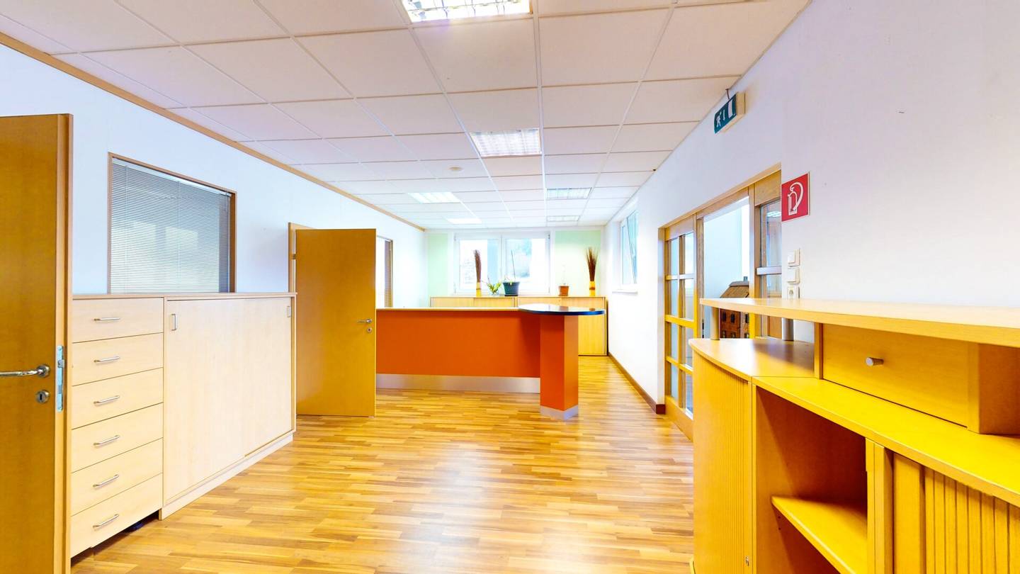 Betriebsbereite Tischlerei als Gewerbe-Asset in Kärnten: Produktionshalle/Werkstatt mit Bürokomplex, Seminarraum, Imkerei & Wohnung im Obergeschoss