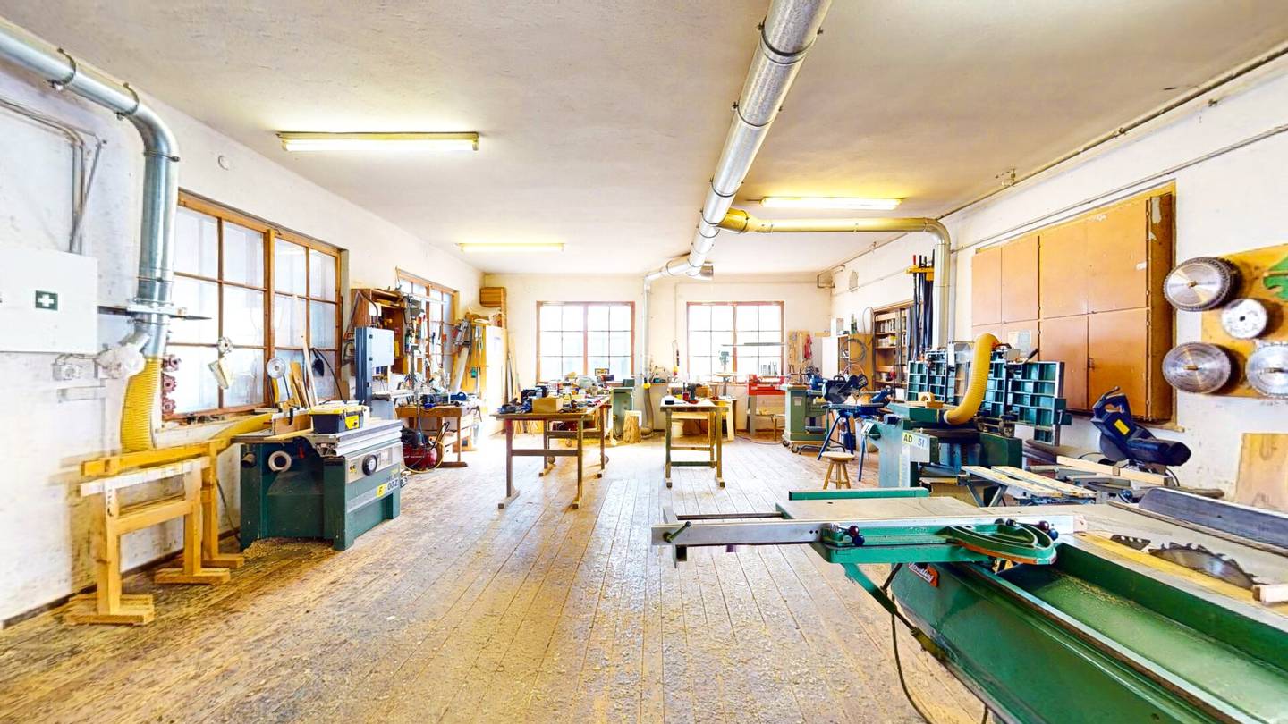 Betriebsbereite Tischlerei als Gewerbe-Asset in Kärnten: Produktionshalle/Werkstatt mit Bürokomplex, Seminarraum, Imkerei & Wohnung im Obergeschoss