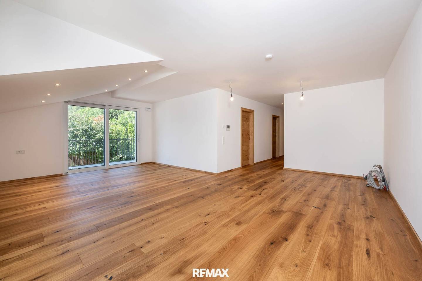 Wohnung Neubau mit Terrasse und Balkon