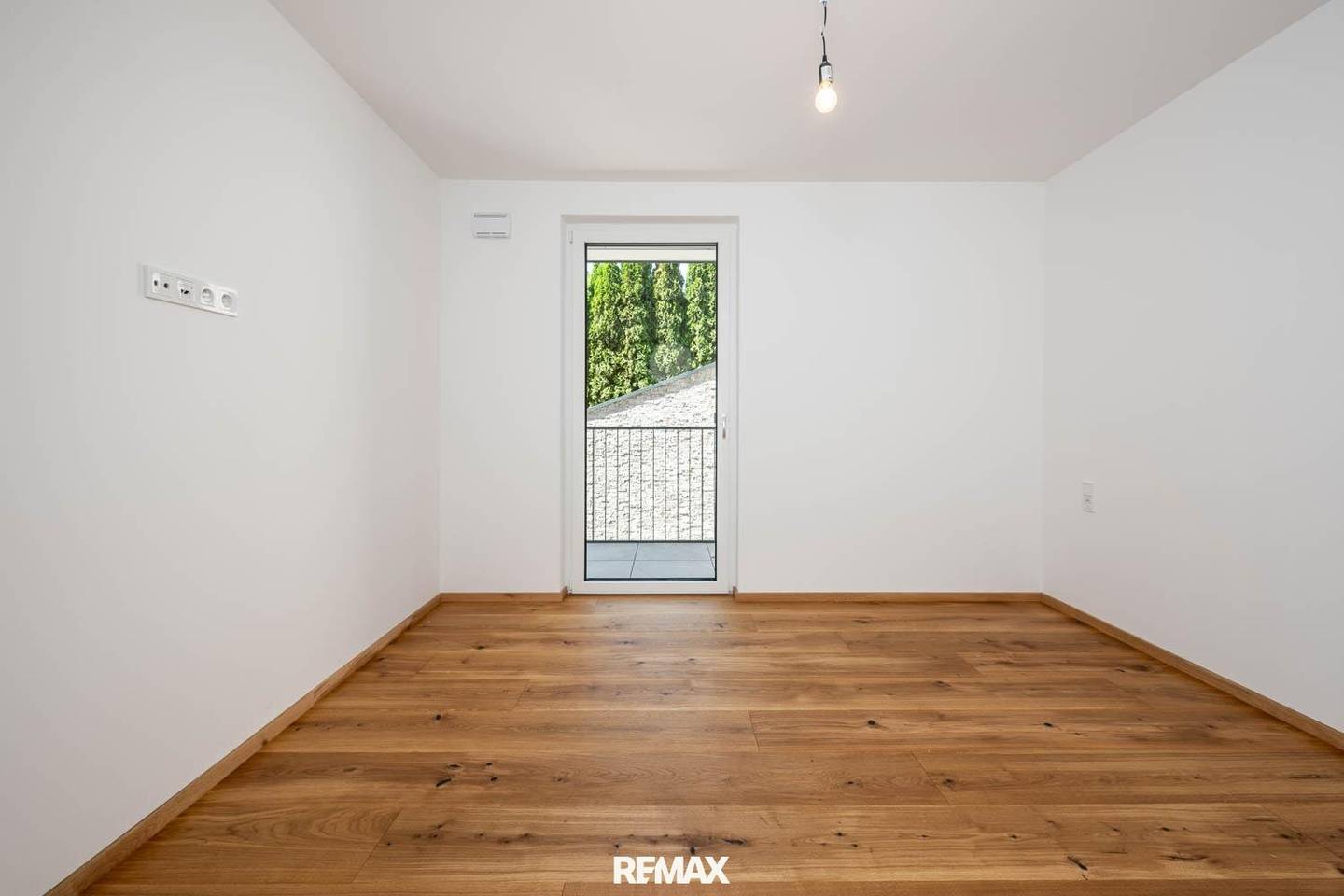 Wohnung Neubau mit Terrasse und Balkon