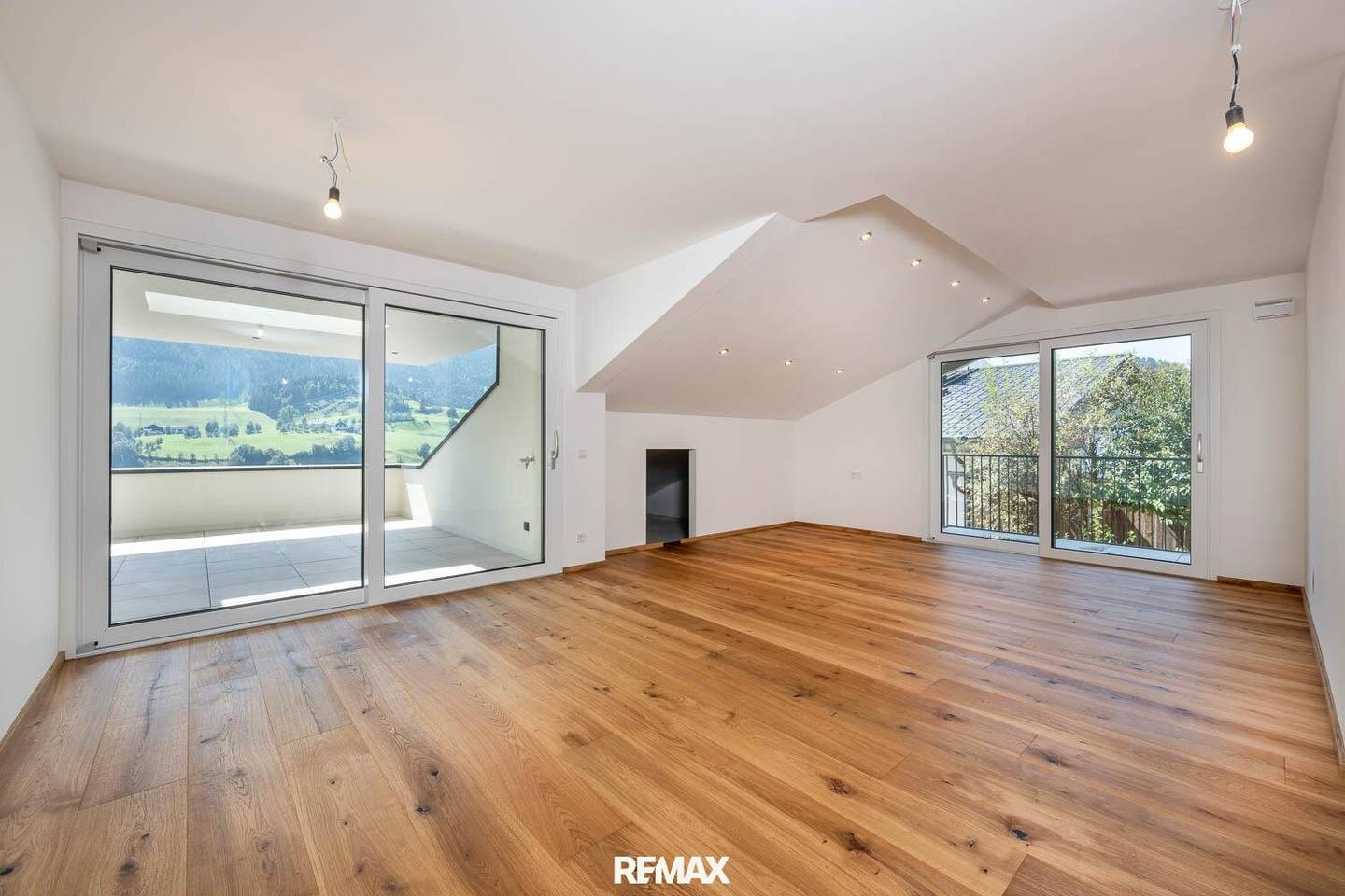 Wohnung Neubau mit Terrasse und Balkon