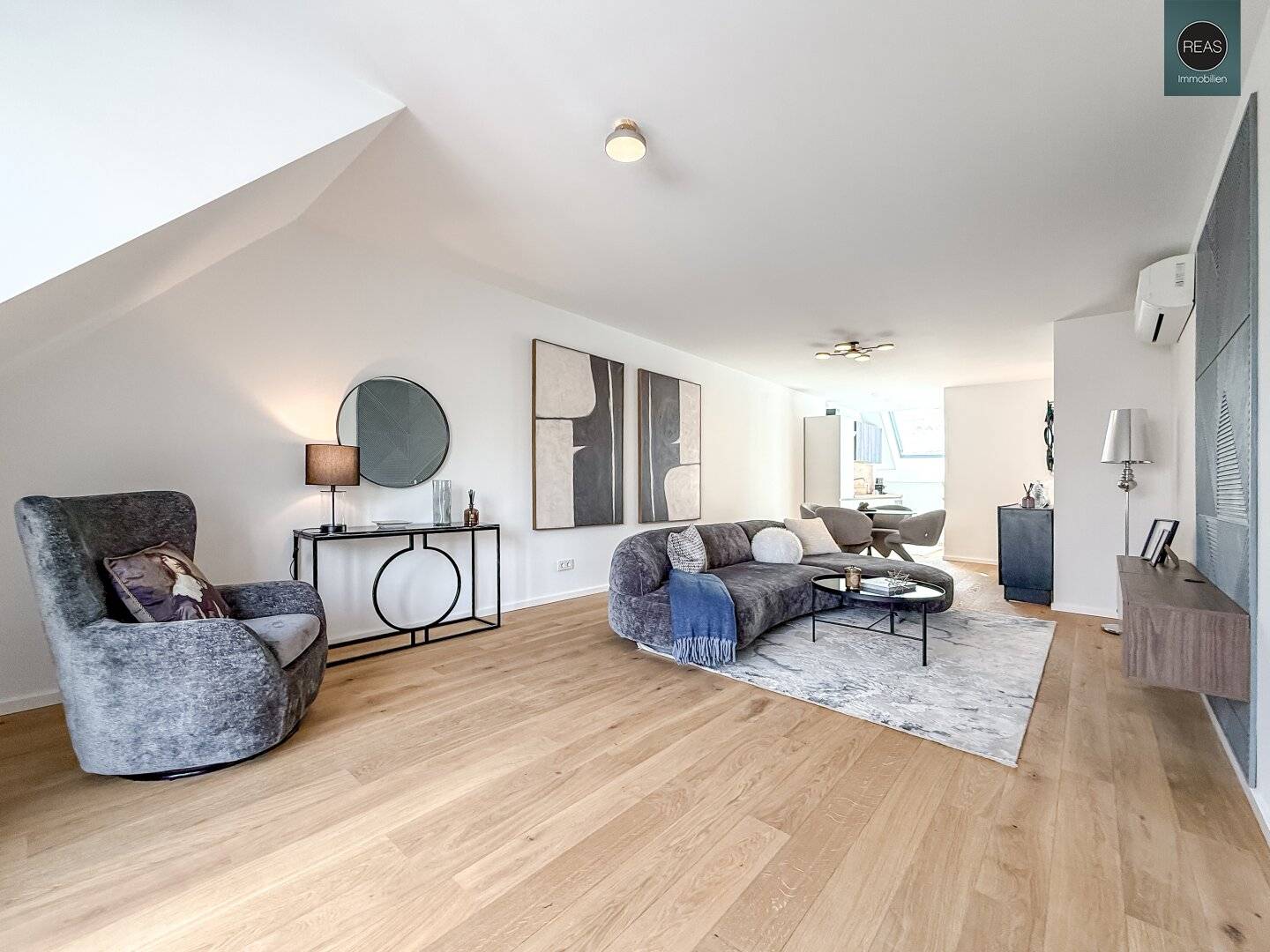Penthouse with terrace in prime Währing location