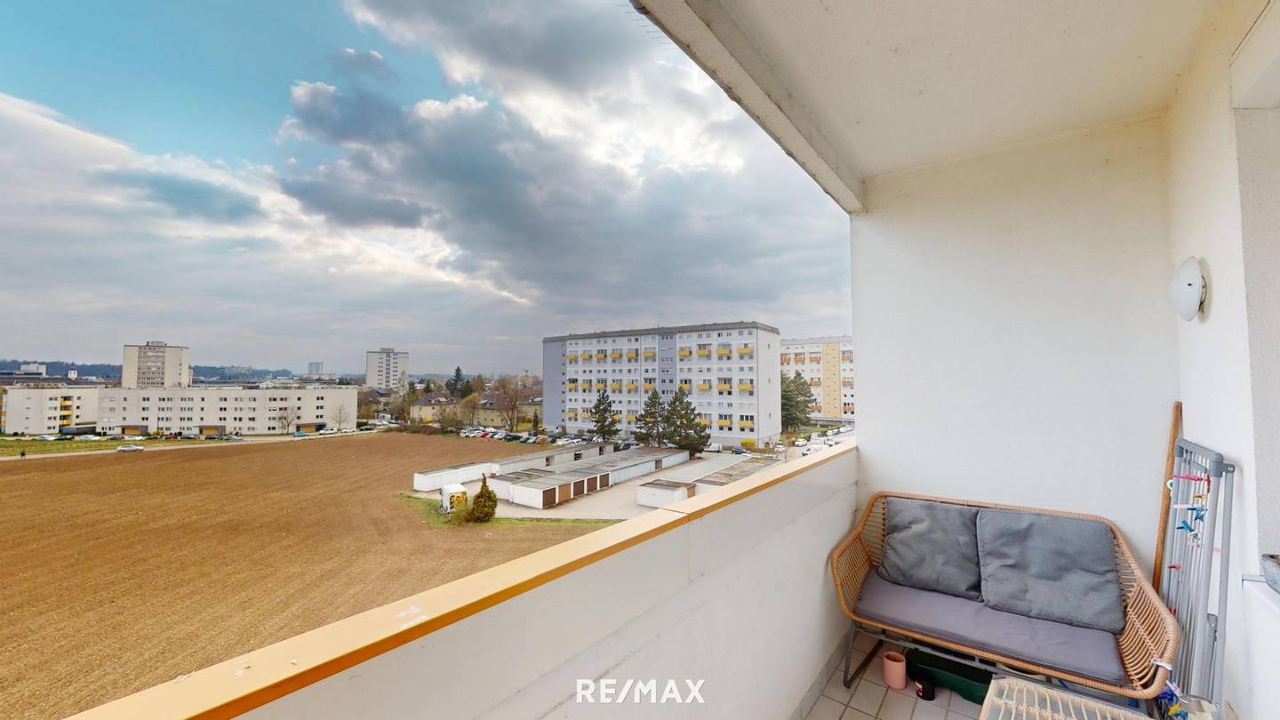 Bright 4 Room Apartment with Loggia and Green View