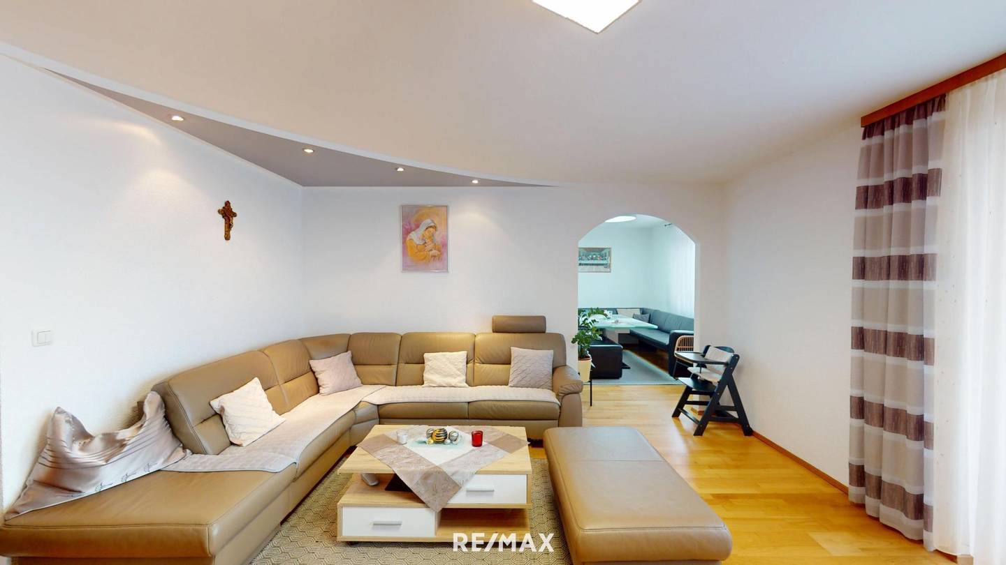 Bright 4 Room Apartment with Loggia and Green View