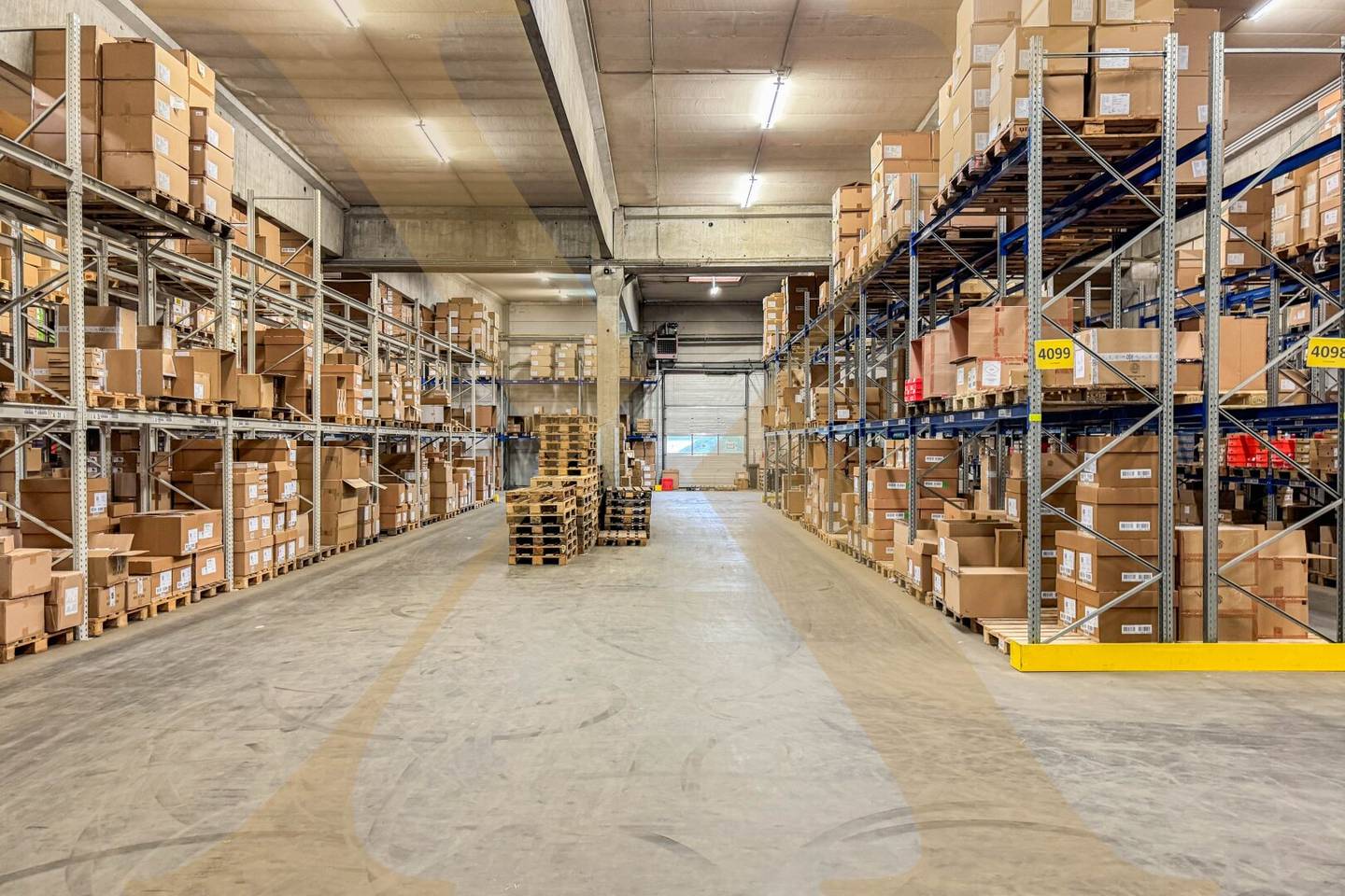 Warehouse with Offices in Wels