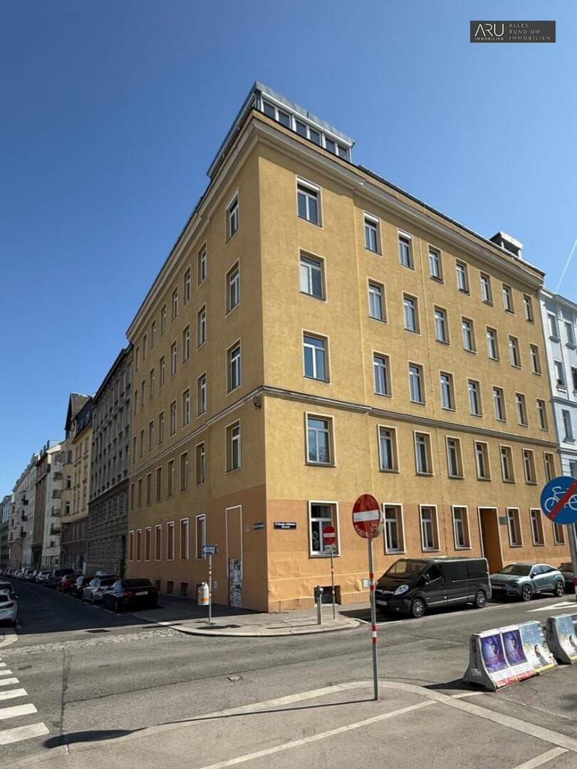 Bright apartment with built in kitchen near subway