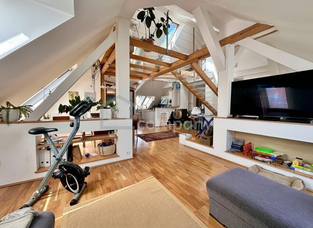 Dachgeschosswohnung mit Balkon und Garage