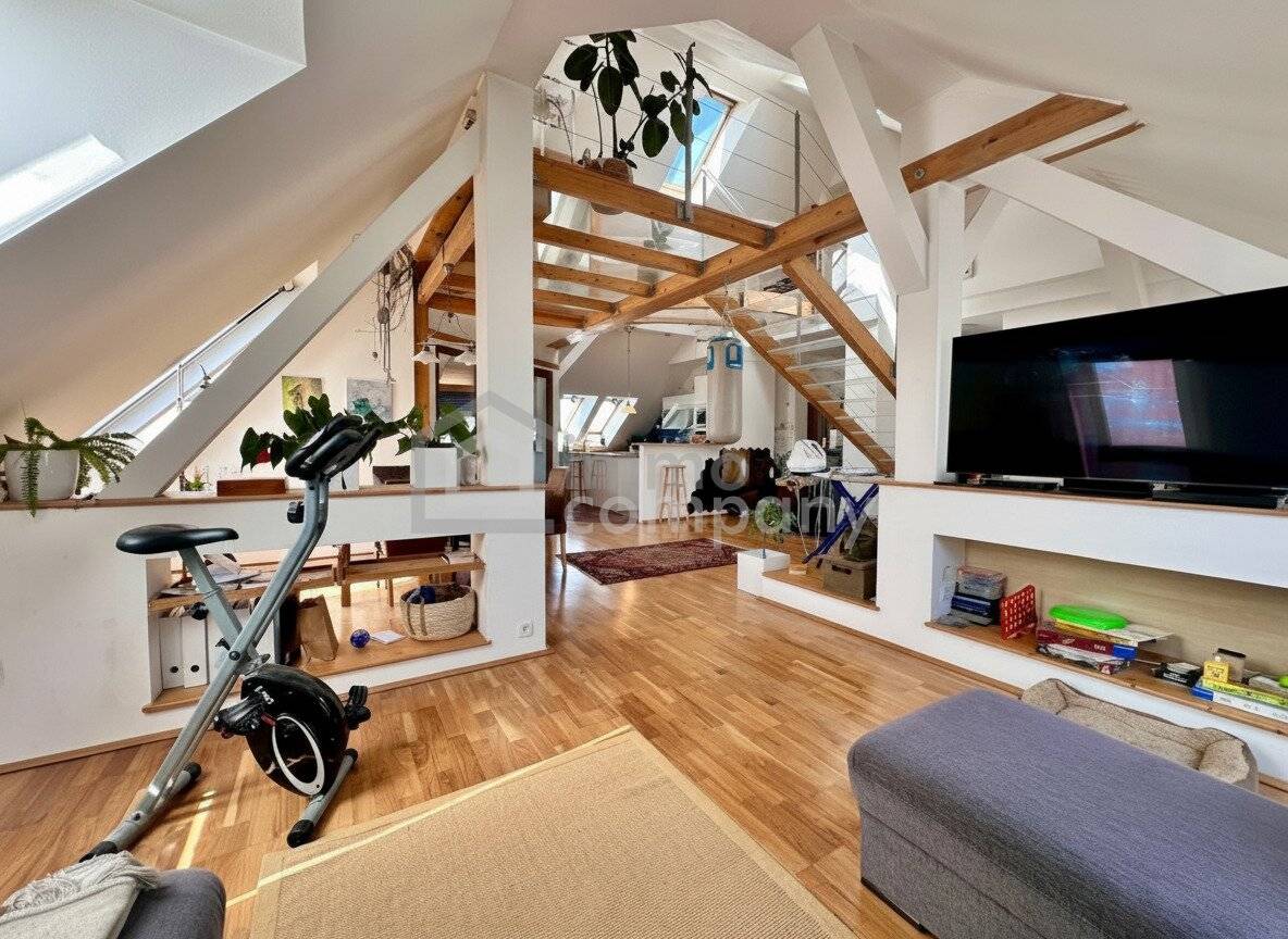 Dachgeschosswohnung mit Balkon und Garage