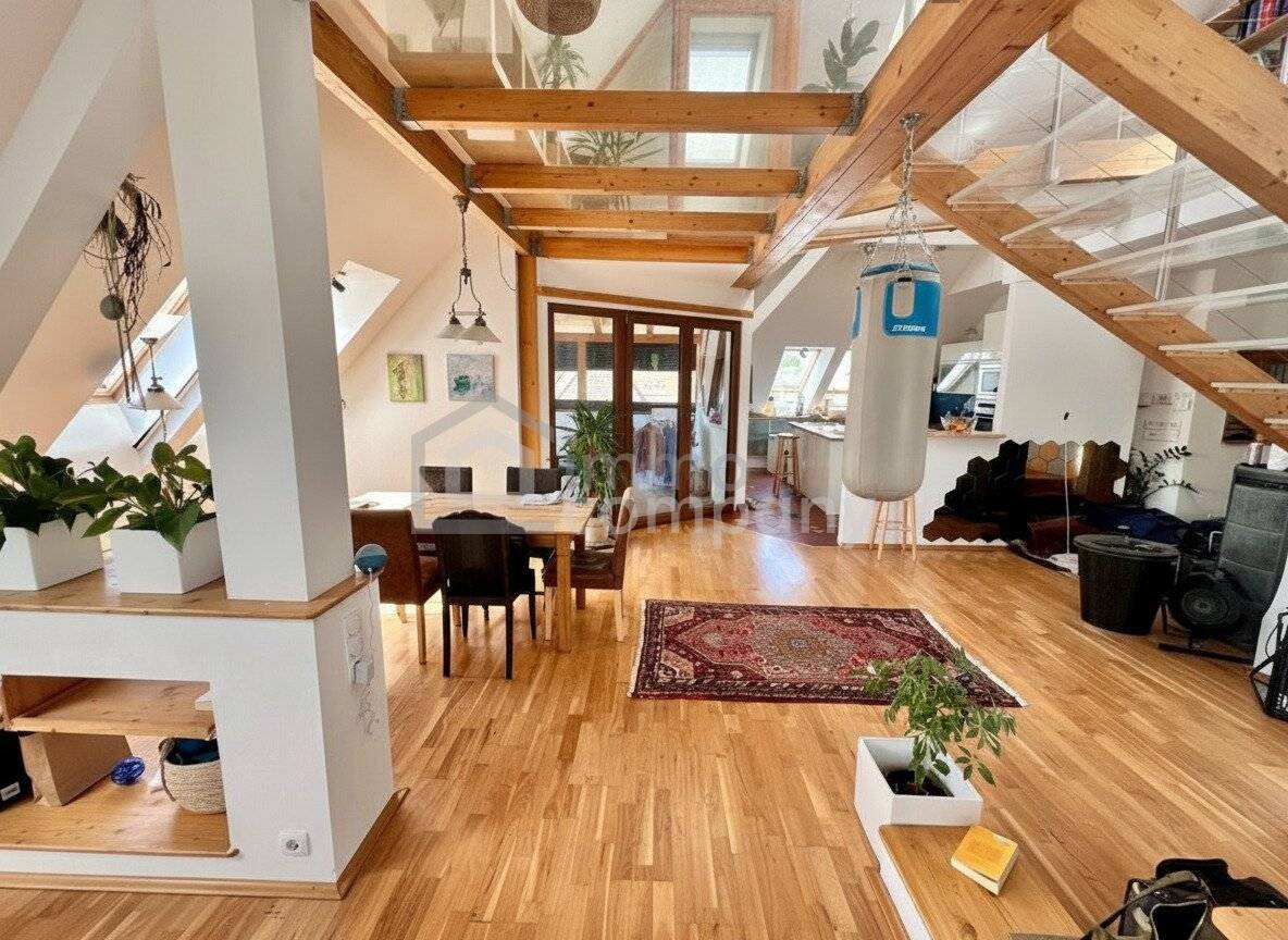Dachgeschosswohnung mit Balkon und Garage