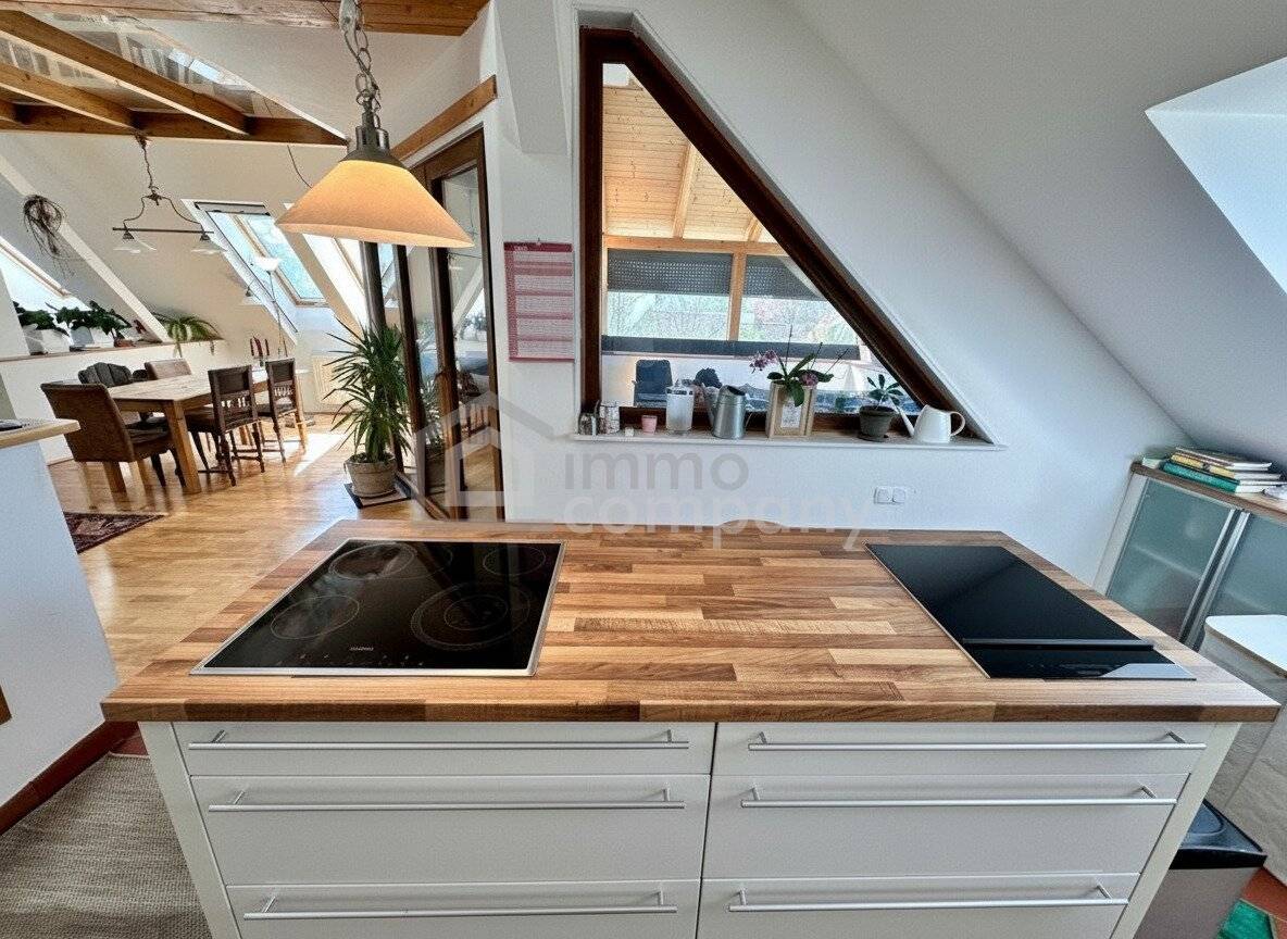 Dachgeschosswohnung mit Balkon und Garage