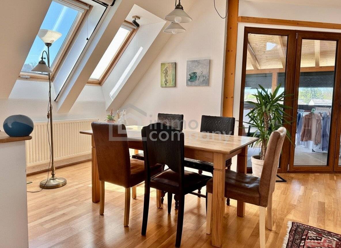 Dachgeschosswohnung mit Balkon und Garage