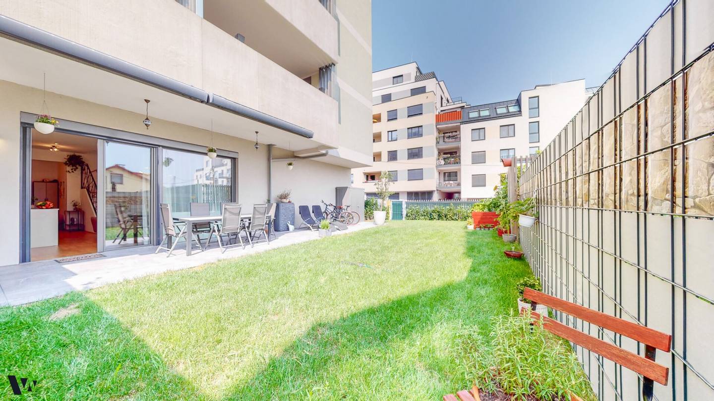 TRAUMHAFTE 4-ZIMMER-GARTENMAISONETTE MIT TOP-AUSSTATTUNG & GARAGENPLATZ | 5 MINUTEN ZUR LOBAU