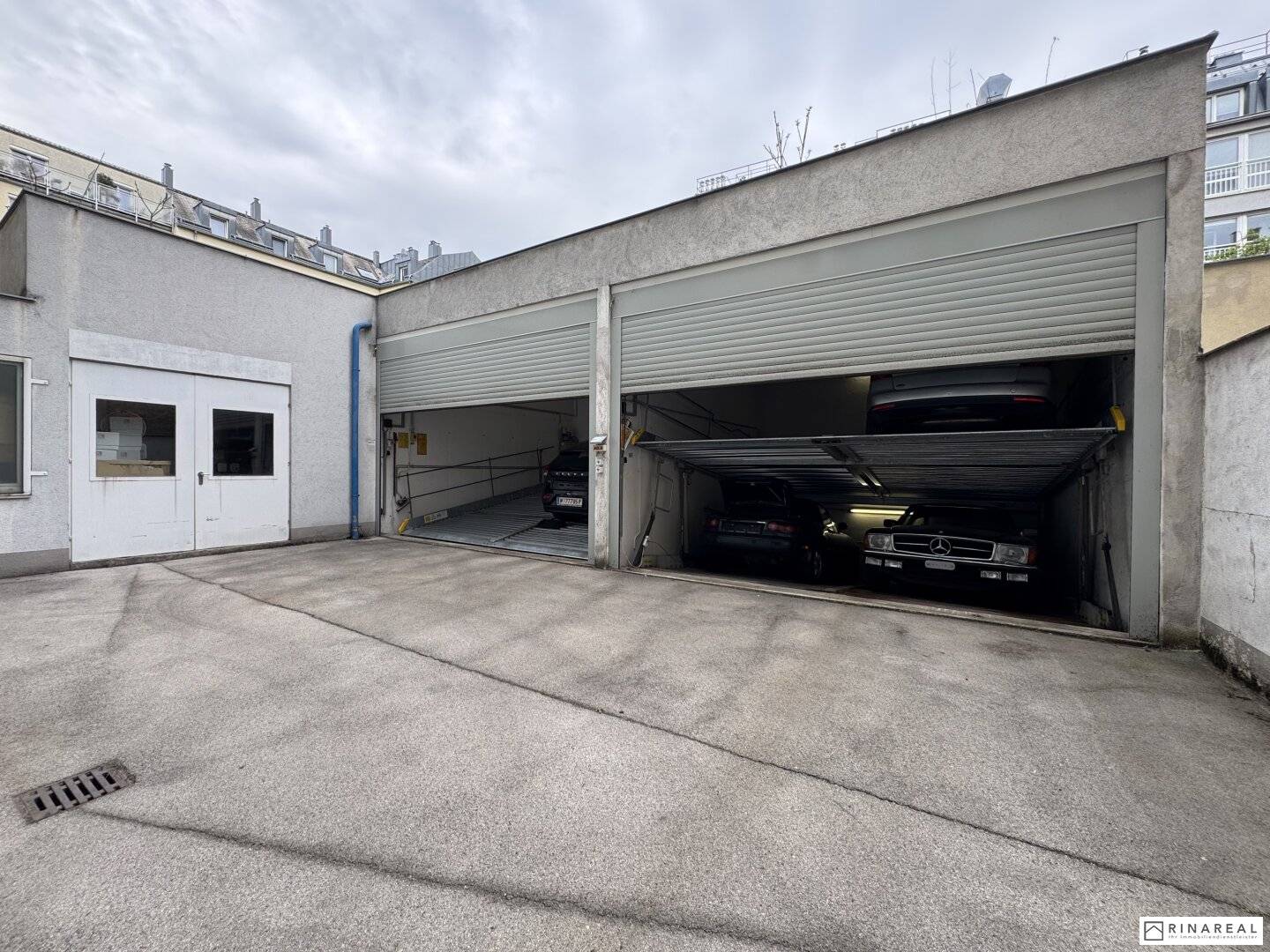 2 Garage Boxes w/ 4 Parking Spaces | Vienna 1170