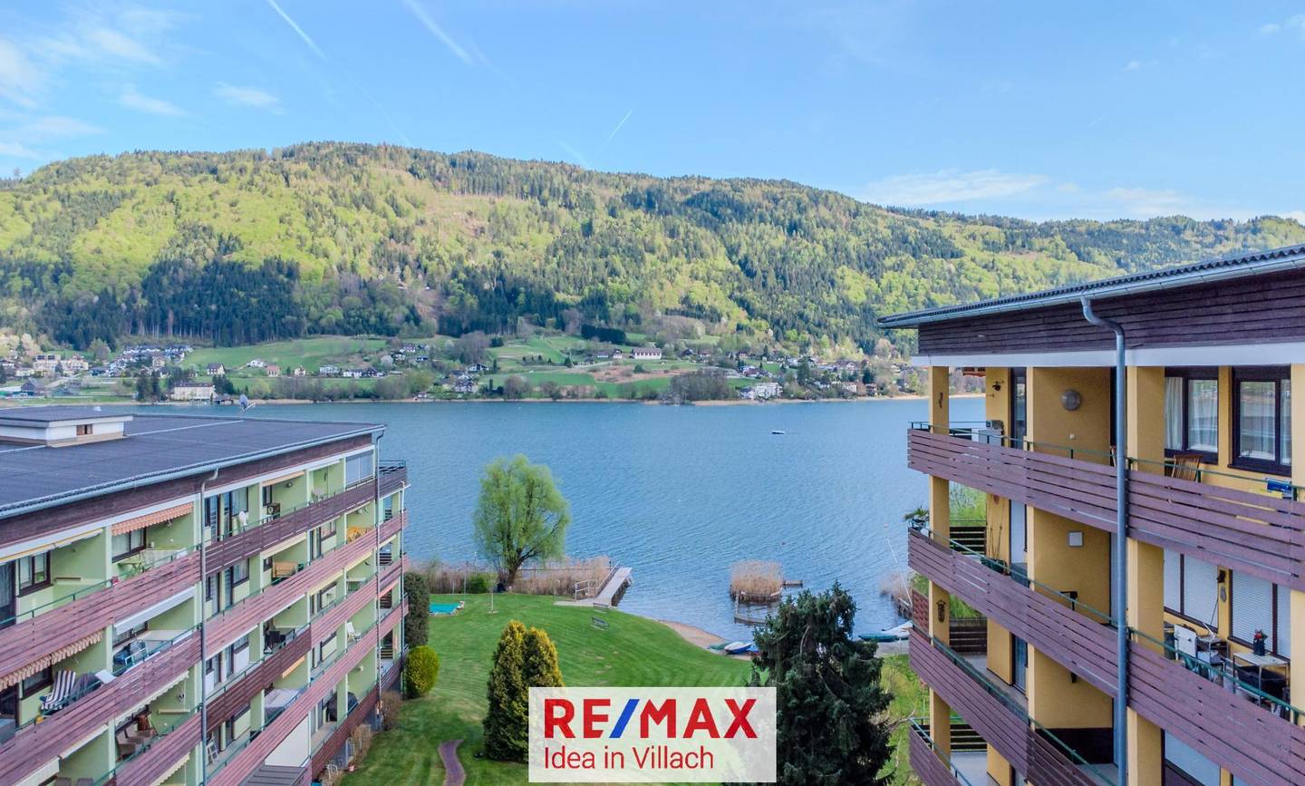 Direct lake access and panoramic view