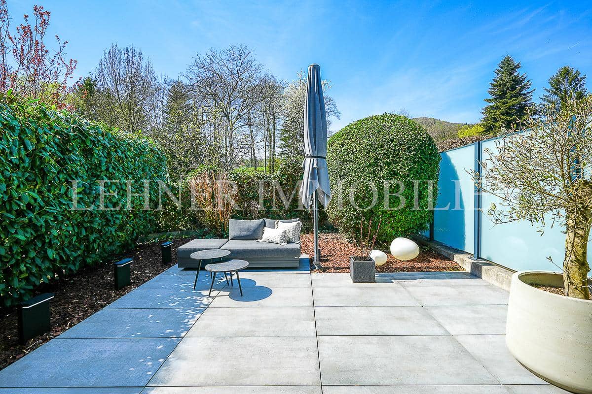 *** TOP LAGE - NÄHE SCHLOSS ST. MARTIN - LOFT-REIHENHAUS MIT PRIVATGARTEN UND GRÜNBLICK ***