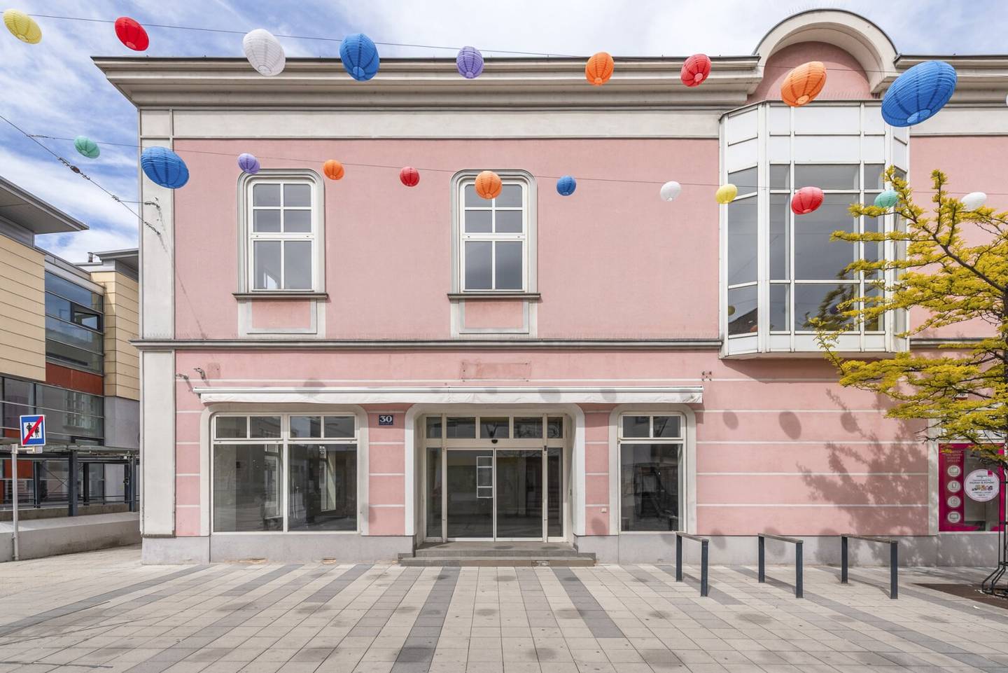 Make this extraordinary place yours! Generous space in prime location of Wiener Neustadt | Two levels | escalator and elevator