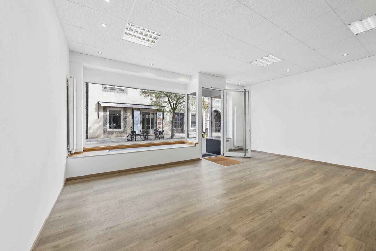 First occupancy in the center! Flexible commercial space of about 60 m² | Immediately available | Parking space rental possible