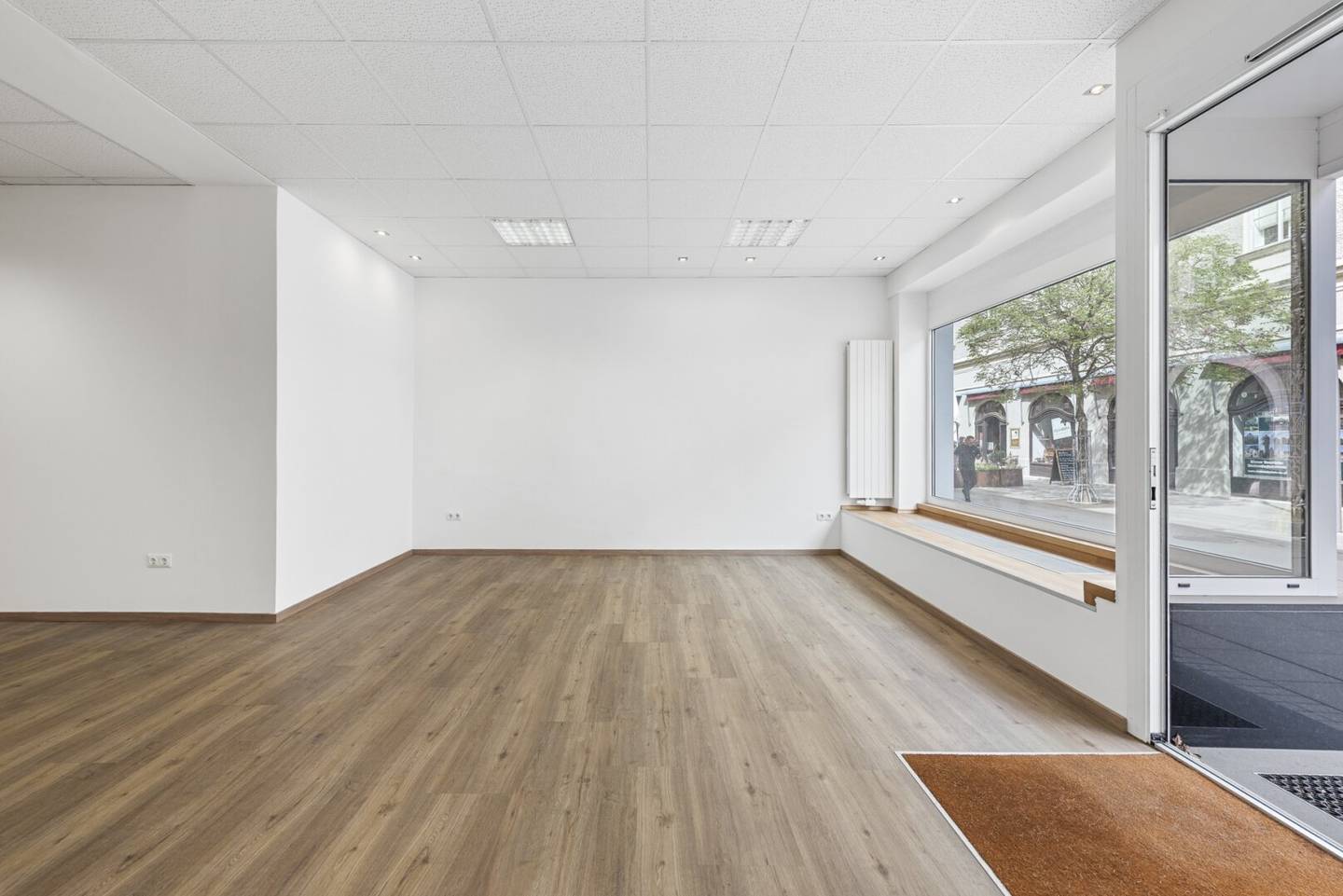 First occupancy in the center! Flexible commercial space of about 60 m² | Immediately available | Parking space rental possible
