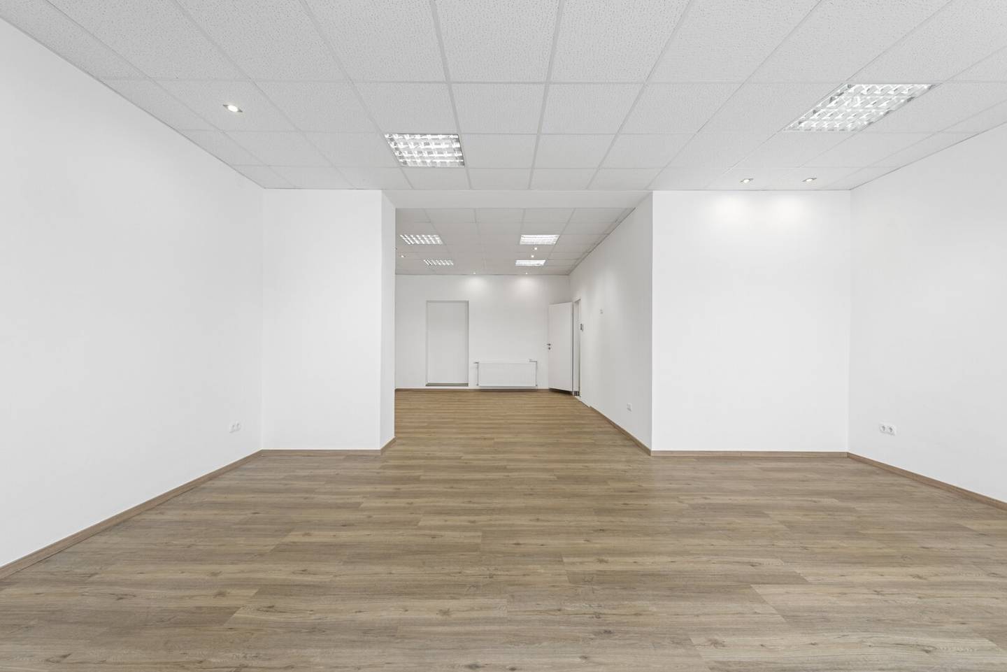 First occupancy in the center! Flexible commercial space of about 60 m² | Immediately available | Parking space rental possible