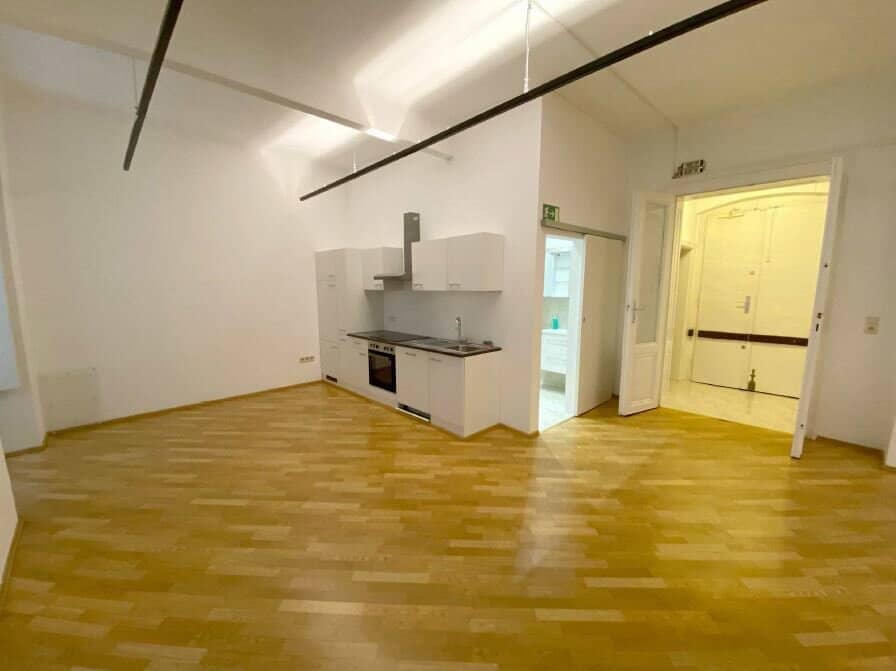 Loft-style historic office with air conditioning and courtyard access in prime location