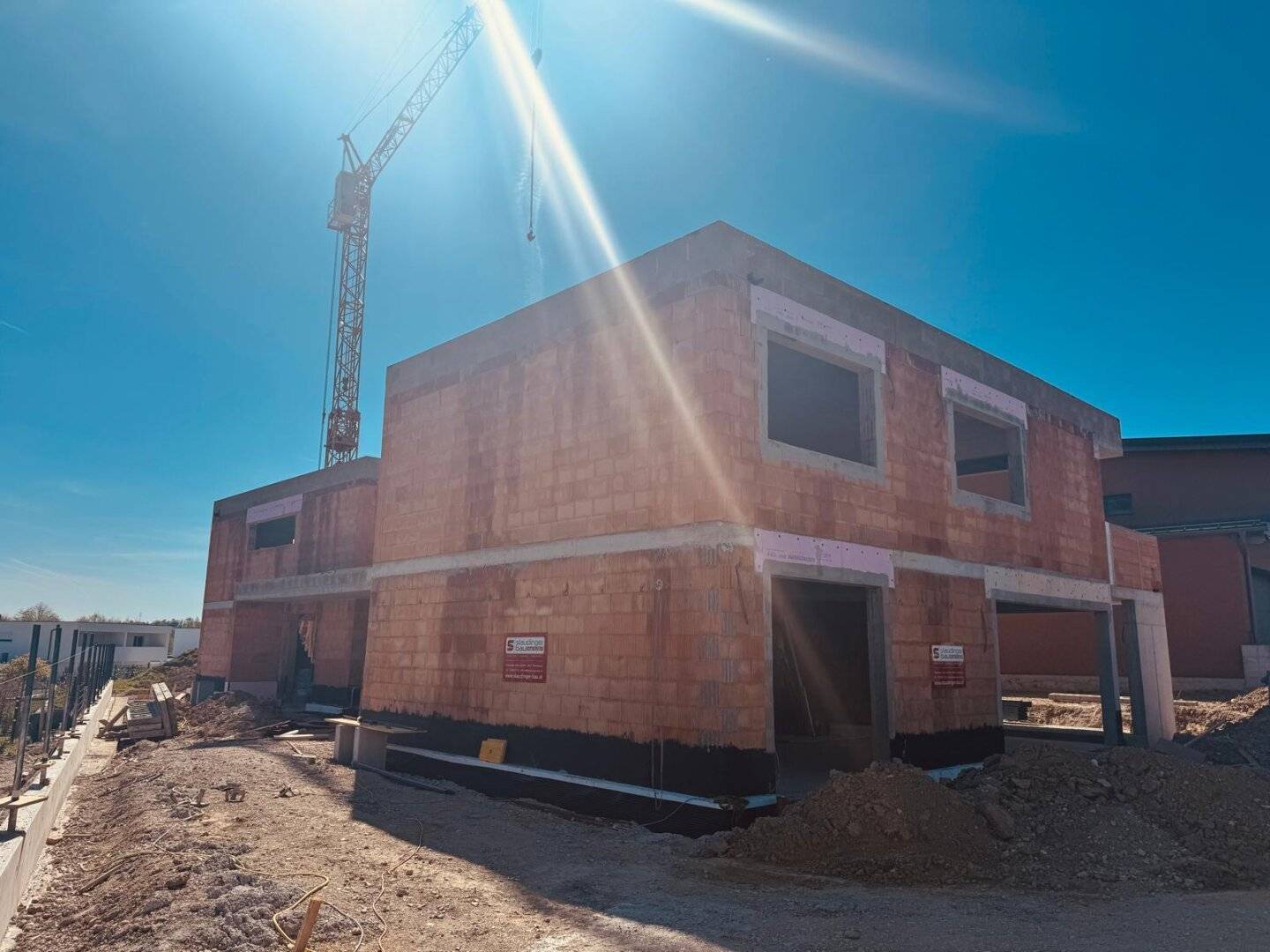 Pennewang (Bezirk Wels-Land): Moderne, belagsfertige Doppelhaushälfte in ruhiger Lage