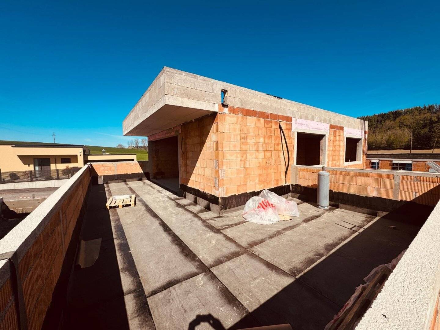 Pennewang (Bezirk Wels-Land): Moderne, belagsfertige Doppelhaushälfte in ruhiger Lage