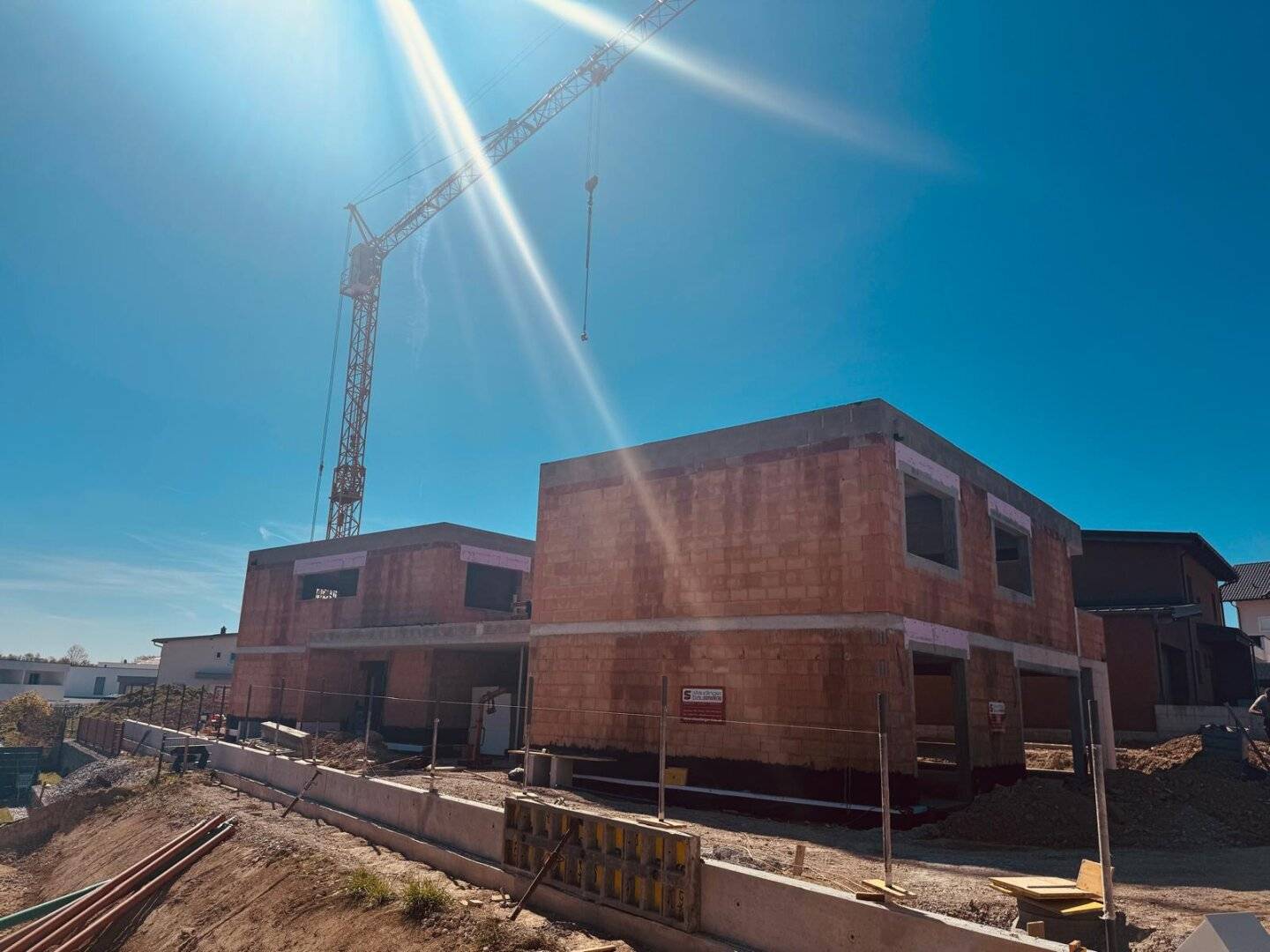 Pennewang (Bezirk Wels-Land): Moderne, belagsfertige Doppelhaushälfte in ruhiger Lage