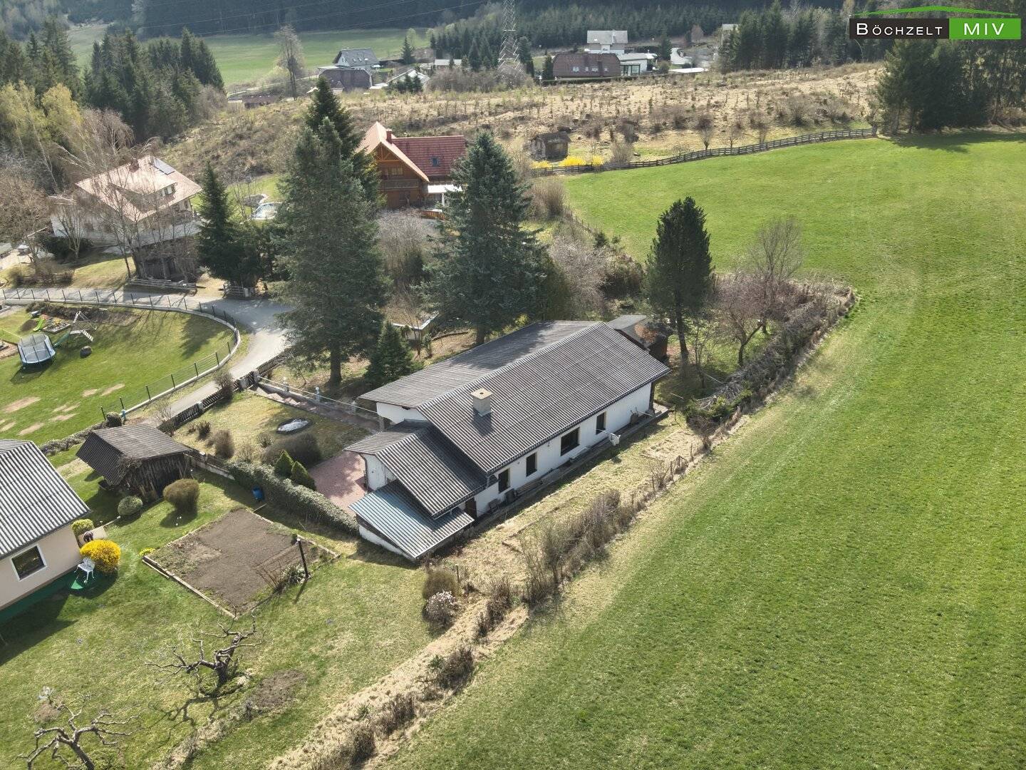 Bungalow in begehrter Aussichtslage mit Blick über +++ Weißkirchen +++