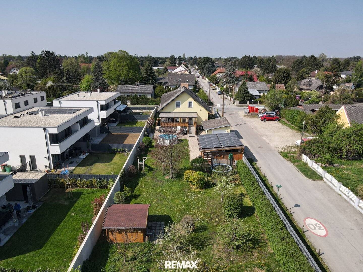 Modernisiertes Einfamilienhaus mit Pool und Photovoltaik auf großem Grundstück