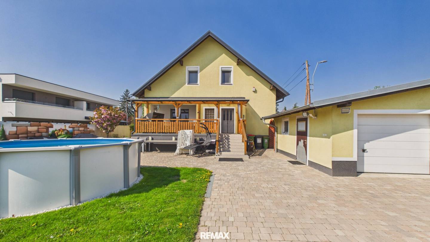 Modernisiertes Einfamilienhaus mit Pool und Photovoltaik auf großem Grundstück