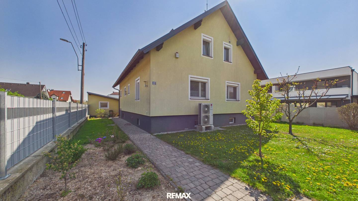 Modernisiertes Einfamilienhaus mit Pool und Photovoltaik auf großem Grundstück
