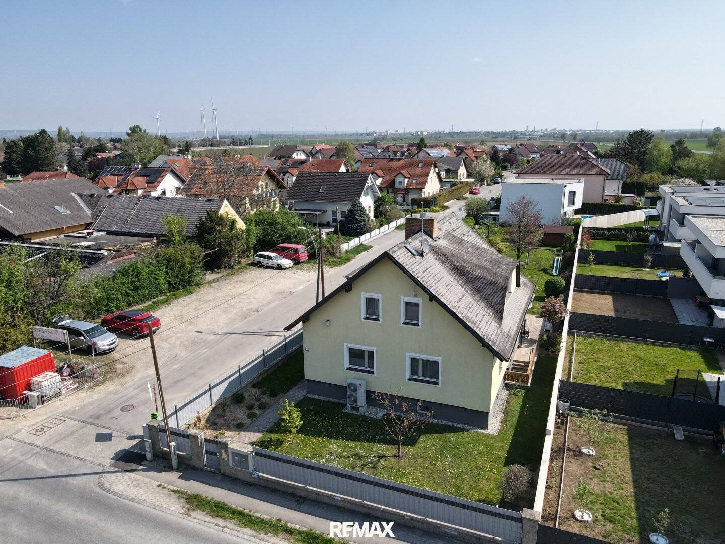 Modernisiertes Einfamilienhaus mit Pool und Photovoltaik auf großem Grundstück