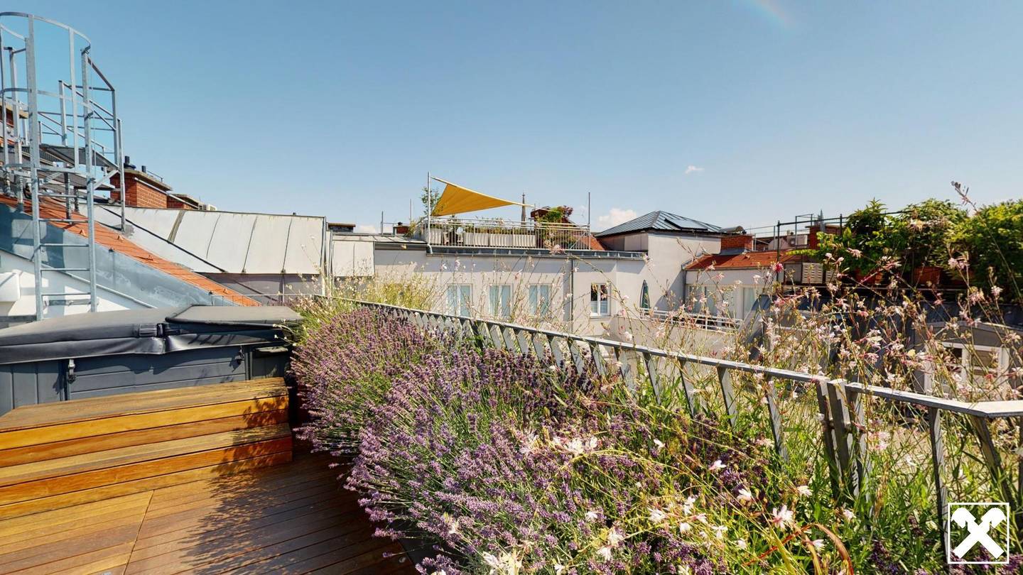 Top floor apartment with private roof terrace