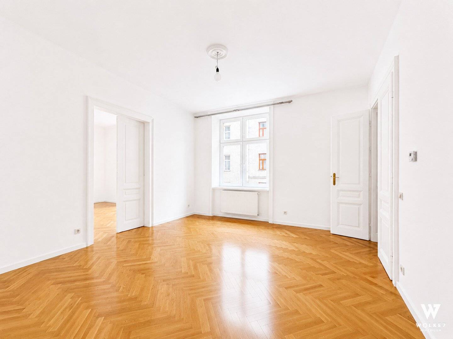 Historic apartment with quiet courtyard and kitchen