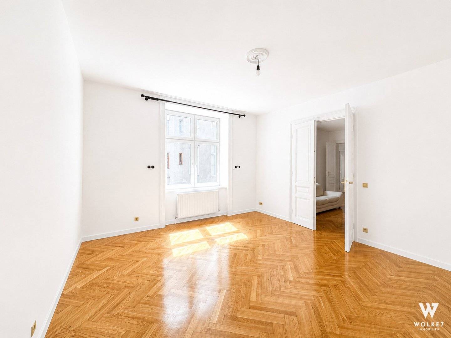 Historic apartment with quiet courtyard and kitchen