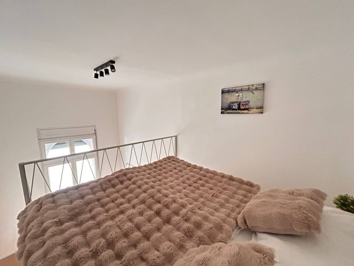Stilvoll möblierte Kurzzeitwohnung im begehrten Herz-Jesu-Viertel – Toplage am Schillerplatz