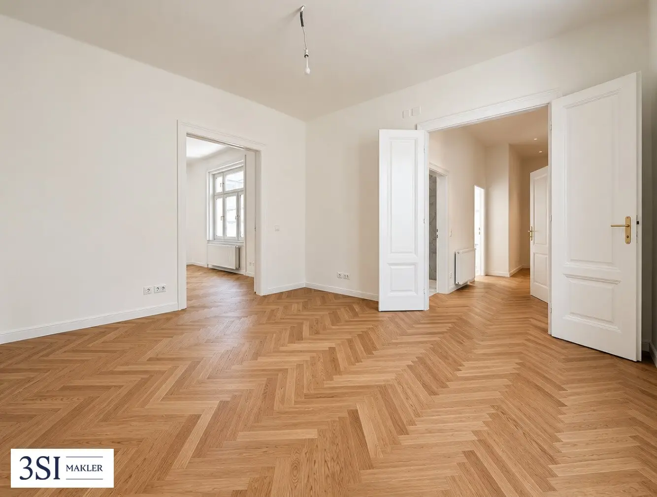 Old building apartment in a quiet courtyard with a generous layout